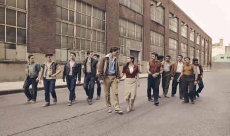 Adegan film West Side Story. Film arahan sutradara Steven Spielberg ini memuat karakter transgender, Anybodys.