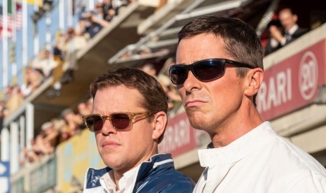 Adegan Ford v Ferrari. Matt Damon (kiri) memerankan Caroll Shelby dan Christian Bale menjadi Ken Miles di Ford v Ferrari.