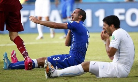 Adegan gigitan Luis Suarez ke Giorgio Chiellini.