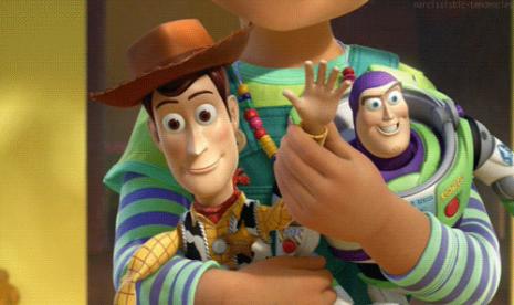 Boneka Woody dan Buzz Lightyear di film Toy Story.