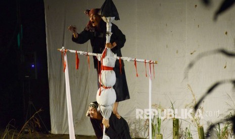 Adegan orang petani yang tak bisa berbuat apa dalam pertunjukan teater yang disutradarai Iman Soleh berjudul Petani, Sawah Di Kepalamu, di Celah-Celah langit (CCL) Ledeng, Kota Bandung, Sabtu (5/5).