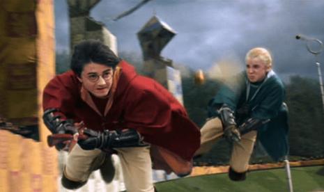 Adegan saat Harry Potter pertama kali mengikuti pertandingan Quidditch. Serial TV Harry Potter akan diproduksi oleh Warner Bros.