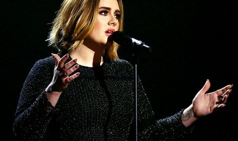 Adele dengan penampilan barunya saat menyanyi di final X Factor Inggris.