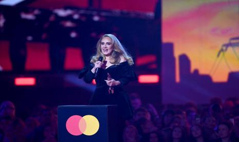 Adele saat menerima penghargaan Brit Awards 2022, Selasa (8/2/2022). Adele tak ingin ada penonton yang lempar barang ke arahnya saat manggung.