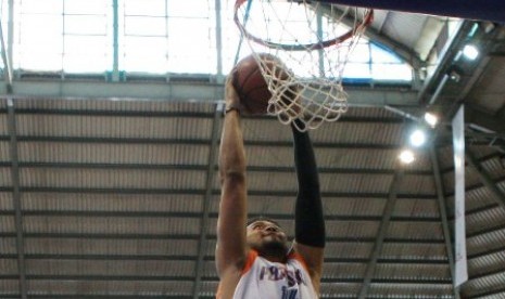 Adhi Pratama saat melakukan dunk.