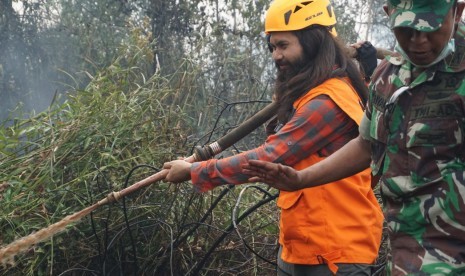 Adhin Abdul Hakim bersama Satuan Petugas Pemadaman Kebakaran ikut memadamkan Kebakaran Hutan dan Lahan di Pedamaran Timur, Ogan Komering Ilir, Sumatera Selatan.