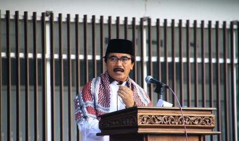 Adhyaksa Dault menjadi Khatib Idul Fitri di Lapangan Gajah Mada, Taman Rekreasi Wiladatika, Cibubur, Jakarta Timur (25/6). 