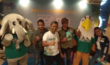 Adiatma Sardjito, VP Corporate Communication PT.Pertamina (tengah berkaos putih) saat jumpa pers Pertamina Eco Run 2018, Jumat (16/11) di Jakarta. 