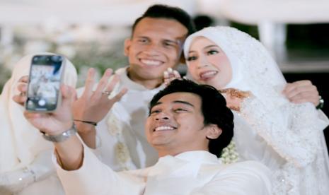 Adiba Khanza (kanan) berpose bersama Egy Maulana Vikri (kiri) dan Abidzar Al Ghifari. Adiba melangsungkan pernikahan dengan Egy pada Ahad (10/12/2023).