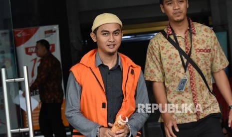 Adik Bupati nonaktif Kabupaten Mesuji Khamami, Taufik Hidayat (tengah) meninggalkan gedung KPK seusai menjalani pemeriksaan di Jakarta, Rabu (13/3/2019).