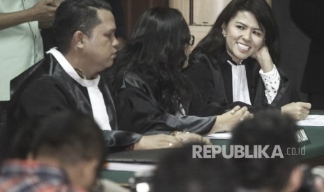 Adik dari Basuki Tjahaja Purnama alias Ahok yang juga Kuasa Hukumnya Fifi Lety Indra (kanan) berbincang dengan tim kuasa hukumnya saat mengikuti sidang Peninjauan Kembali (PK) ke Mahkamah Agung (MA) terkait kasus penistaan agama yang menjerat Ahok di Pengadilan Negeri Jakarta Utara, Jakarta, Senin (26/2). 