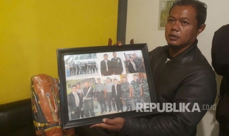 Adik ipar almarhum Ustaz Prawoto, Haji Didin tengah memperlihatkan foto-foto almarhum di kediamannya di Cigondewah Kidul, Kota Bandung, Jumat (2/2).