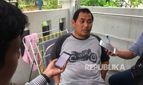 Adik kandung almarhum Dufi, Muhammad Ali Ramdhani saat memberikan  keterangan, di rumah duka, Cluster Catalina, Kelurahan Medang, Kecamatan,  Pagedangan, Kabupaten Tangerang, Rabu (21/11).