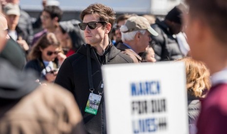 Adik laki-laki Jared Kushner, Joshua Kushner, terlihat sedang mengikuti aksi kampanye pengawasan senjata March For Our Lives pada Sabtu (24/3) di Washington DC. 