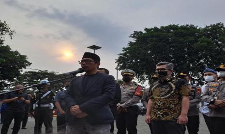 Adik Ridwan Kamil, Elpi Nazmuzzaman menyampaikan keterangan pers usai kedatangan jenazah Emmeril Kahn Mumtadz di depan Gedung Human Remains Cargo Jenazah di Bandara Soekarno-Hatta, Tangerang, Banten, Ahad (12/6/2022). Para menteri pemerintahan Presiden Jokowi hadir saat jenazah Eril tiba di Indonesia.