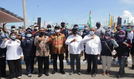 Adilla Azis, Anggota Komite II DPD RI, mendampingi Menteri Kelautan dan Perikanan Sakti Wahyu Trenggono melakukan kunjungan ke Pelabuhan Perikanan Nusantara (PPN) Brondong, Lamongan pada Sabtu (1/5) ini.