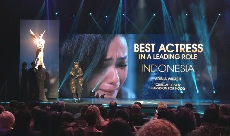 Adinia Wirasti menerima penghargaan Aktris Terbaik Asian Academy Creative Awards (AAA) 2018. 