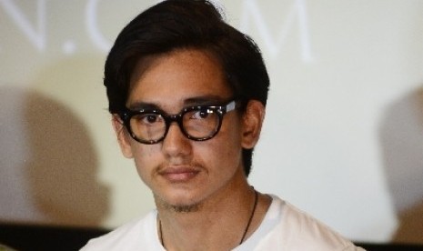 Adipati Dolken. Adipati Dolken mendapat peran menantang sebagai iblis di film terbarunya Para Betina Pengikut Iblis 2.