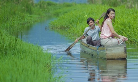 Adipati Dolken dan Velove Vexia di film Hujan Bulan Juni.