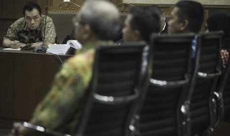 Adiputra Kurniawan (kiri), terdakwa kasus suap proyek kepada Dirjen Hubla Antonius Tonny Budiono, mendengarkan keterangan saksi pada sidang lanjutan di Pengadilan Tipikor, Jakarta, Senin (4/12). Sidang itu beragenda mendengarkan keterangan saksi-saksi. 