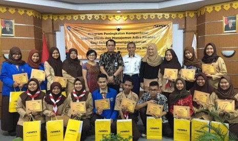 Adira Finance memberikan bantuan kepada 20 SMK di Indonesia. Penyerahan CSR secara simbolis itu dilakukan di SMK 48 Jakarta pada Rabu (6/11). 