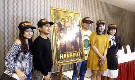 Raditya Dika, bersama sejumlah pemain film Hangout yang di