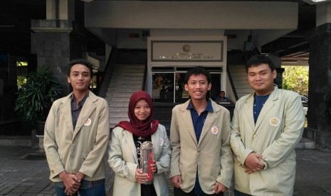 Aditya Ramdhona, Anggraini Puspitasari, Nesditira Sunu S dan Satrio Bayu Aji, empat orang mahasiswa UGM yang menemukan inovasi lampu tanpa listrik yang diberi nama Solacan