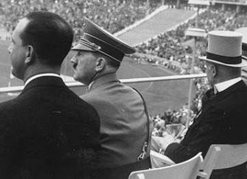 Adolf Hitler (dua kiri) saat menyaksikan timnas Jerman ditekuk Norwegia 0-2 pada Olimpiade 1936 Berlin