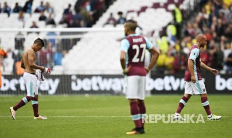 Adrian dan Dimitri Payet  tertunduk lesu setelah West Ham dikalahkan Watford 2-4