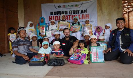 Adriano bersama mualaf Rumah Quran Karo.