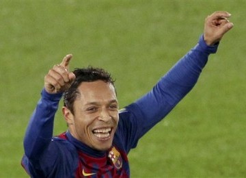 Adriano, gelandang Barcelona, melakukan selebrasi usai menjebol gawang Al Sadd di laga semifinal Piala Dunia Antarklub 2011 di Yokohama, Kamis (15/12).