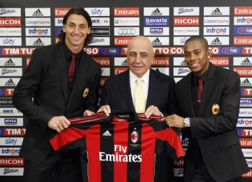 Adriano Galliani saat memperkenalkan Zlatan Ibrahimovic (kiri) dan Robinho kepada fans AC Milan.