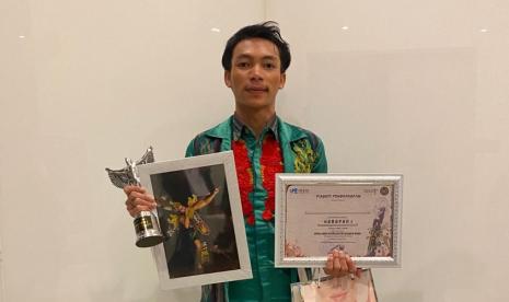 Adrianus Ixnasius Bedong, mahasiswa Program Studi (prodi) Informatika Universitas BSI (Bina Sarana Informatika) Kampus Pontianak, berhasil meraih prestasi gemilang di ajang Putra Putri Budaya Kalimantan 2024. 