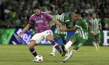 Adrien Rabiot dari Juventus (kiri) dan Tjaronn Chery dari Maccabi berebut bola dalam pertandingan sepak bola Liga Champions antara Maccabi Haifa dan Juventus di stadion Sammy Ofer, di Haifa, Israel, Selasa, 11 Oktober 2022. 