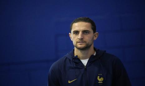 Manchester United mengincar gelandang Juventus, Adrien Rabiot.