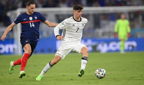 Adrien Rabiot (kiri) dari Prancis beraksi melawan Kai Havertz dari Jerman selama pertandingan sepak bola babak penyisihan grup F UEFA EURO 2020 antara Prancis dan Jerman di Munich, Jerman, 15 Juni 2021.