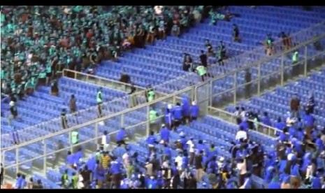 Adu lempar botor antara suporter Indonesia dan Malaysia usai laga pertama Grup B Piala AFF, Ahad (25/11/2012) di Stadion Bukit Jalil, Malaysia.