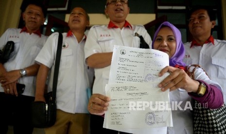 On Monday, Advokat Cinta Tanah Air (ACTA) shows the document from the Administrative Court (PTUN) that record their case to sue President Joko Widodo.