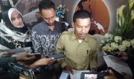 Advokat Pendukung  Prabowo, Hanfi Fajri (kemeja coklat) melaporkan Bupati Boyolali, Seno Samodro atas dugaan pelanggaran tindak pidana pemilihan umum (pemilu) kepada Badan Pengawas Pemilu (Bawaslu) di Gedung Bawaslu, Jakarta Pusat, Senin (5/11).