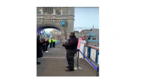 Adzan berkumandang di Tower Bridge London Inggris usai pertemuan iftar antaragama