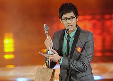 Afgan saat menerima penghargaan yang diselenggarkan televisi swasta nasional.