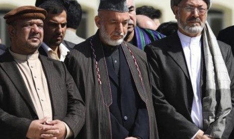 Afghan President Hamid Karzai (C) and Vice Presidents Mohammad Qasim Fahim (left) and Karim Khalili attend the funeral ceremony of slain former president Burhanuddin Rabbani, at the presidential palace in Kabul, September 23, 2011.