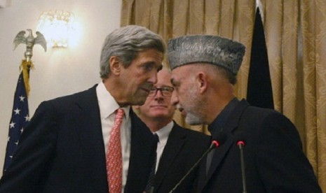 Presiden Afghanistan, Hamid Karzai (kanan) dan Menlu AS, John Kerry.