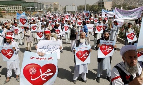 Afghan protesters hold posters during a peaceful demonstration in Kabul September 20, 2012. Hundreds of Afghans protested against a U.S.-made film that they said insulted the Prophet Mohammad PBUH. (illustration)   