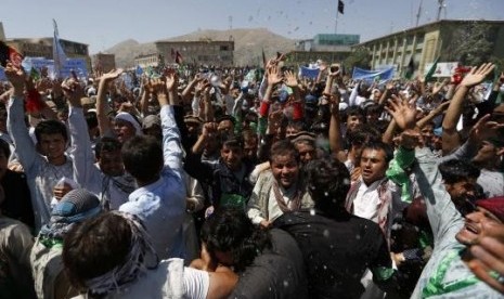 Afghans shout slogans during a protest to support presidential candidate Abdullah Abdullah, in Kabul June 27, 2014.