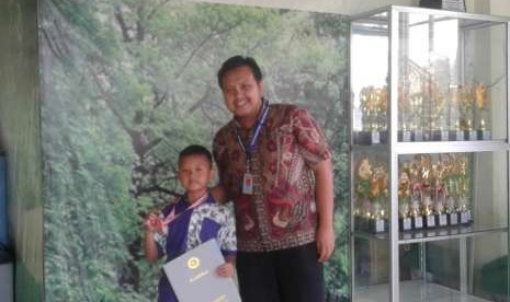 Aflahal Bilal Fasha, siwsa kelas 2 SD Prestasi Global, berhasil menjadi juara Kompetisi Robot Nusantara..