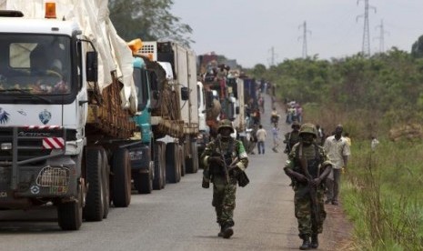 African Union (AU) peacekeepers guard a commercial convoy making its way to the border of Cameroon, near Bangui March 8, 2014. Picture taken March 8, 2014.