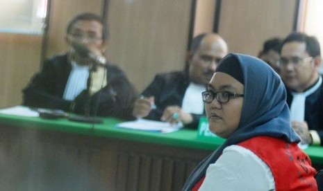 Afriyani Susanti Terdakwa kasus tabrakan maut di halte Tugu Tani menjalani sidang perdana di Pengadilan Negeri Jakarta Pusat, Kamis (26/04). Afriyani dikenai pasal 338 KUHP tentang Pembunuhan dengan ancaman 15 tahun penjara dan 311 Undang-undang Lalu Linta