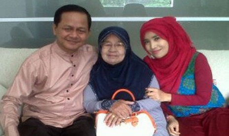 Afrizal Sinaro bersama ibunda (tengah) dan istri.