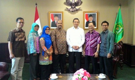 Afrizal Sinaro (kedua dari kanan) dan panitia Islamic Book Fair 2016 berfoto bersama Menteri Agama Lukman Hakim Saifuddin (ketiga dari kanan).